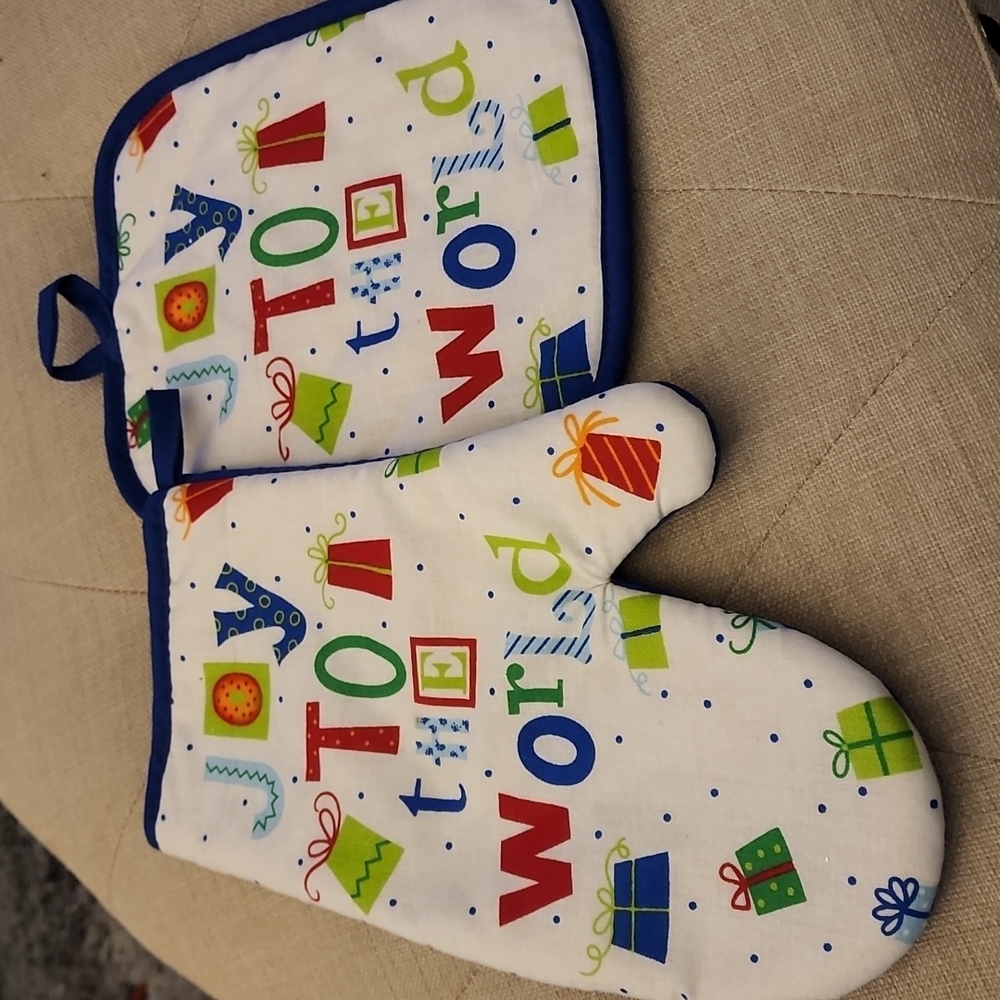 Kohls. "Joy to the world" oven mit & pot rest set
